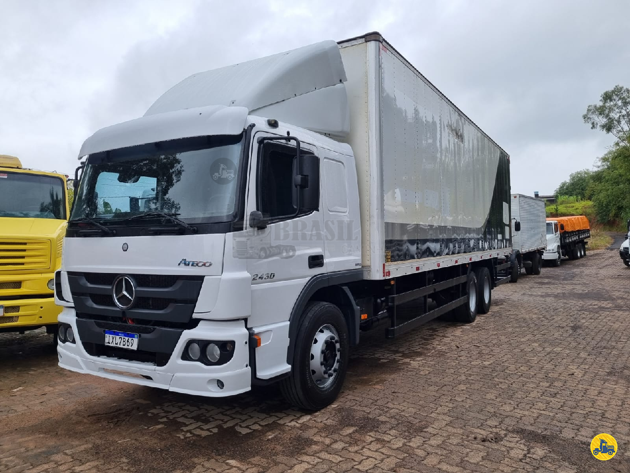 CAMINHAO MERCEDES-BENZ MB 2430 Baú Furgão Truck 6x2 Brasil Sul Caminhões PORTAO RIO GRANDE DO SUL RS